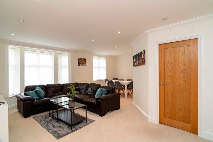 2 Bedroom Flat To Rent In Park Road, Radlett, WD7