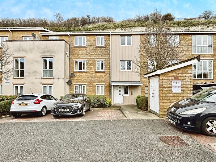 2 Bedroom Flat For Sale In Ward View, Chatham, ME5