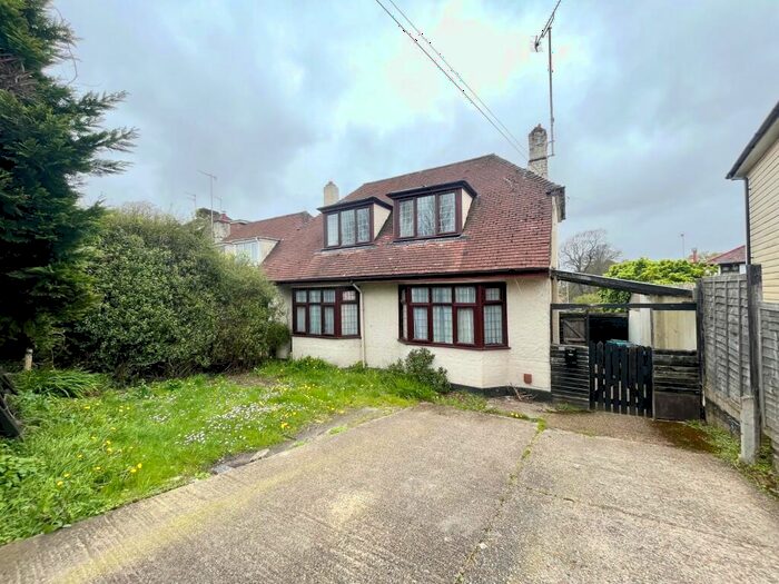 3 Bedroom Chalet To Rent In Ringwood Road, Oakdale, BH14