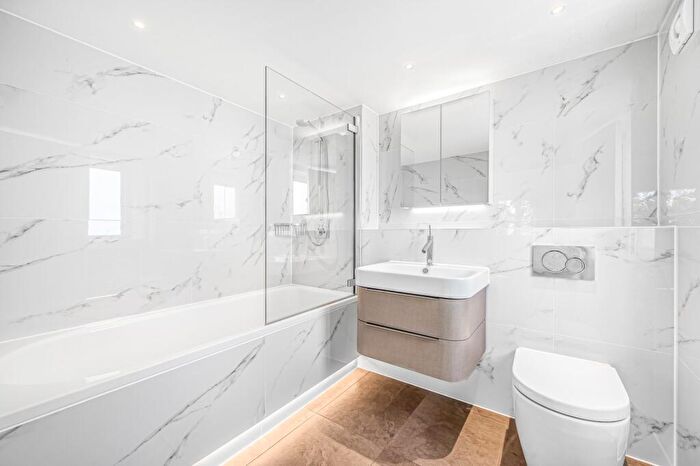 3 Bedroom Flat To Rent In Rotherhithe Street, Surrey Quays, SE16