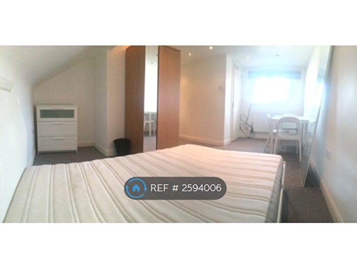 3 Bedroom Maisonette To Rent In Askew Road, London, W12