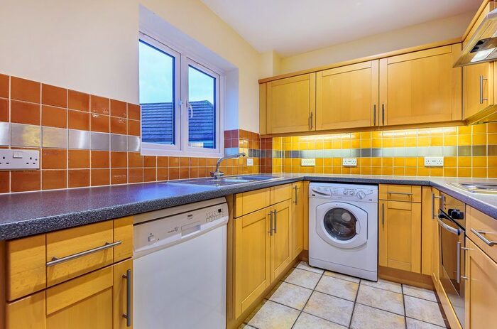 1 Bedroom Flat To Rent In Oakey Drive, Wokingham, Berkshire, RG40