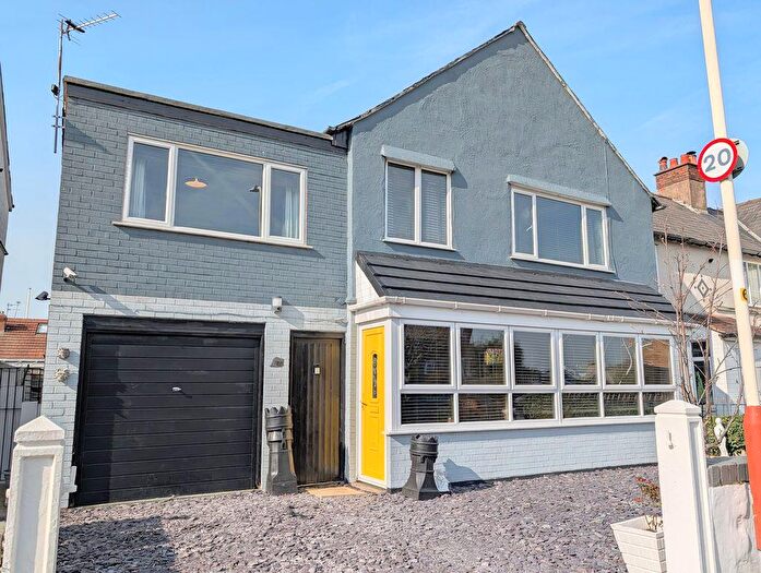 4 Bedroom Semi-Detached House To Rent In Golf Open - The Crescent, Crossens - Sleeps, PR9