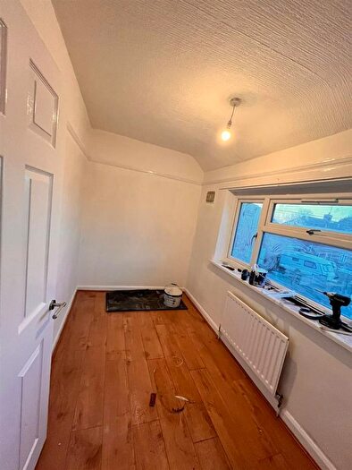 3 Bedroom Semi-Detached House To Rent In Tiled House Lane, Brierley Hill, DY5