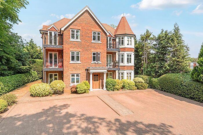 2 Bedroom Flat For Sale In Old Woking Road, West Byfleet, KT14