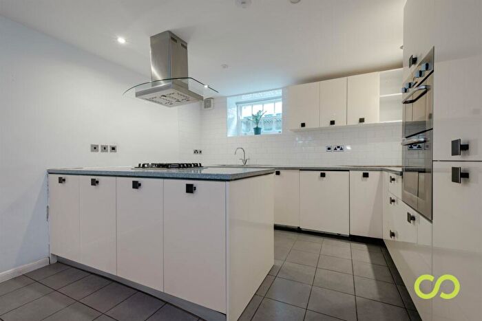 4 Bedroom House To Rent In Parfett Street, Aldgate East, E1