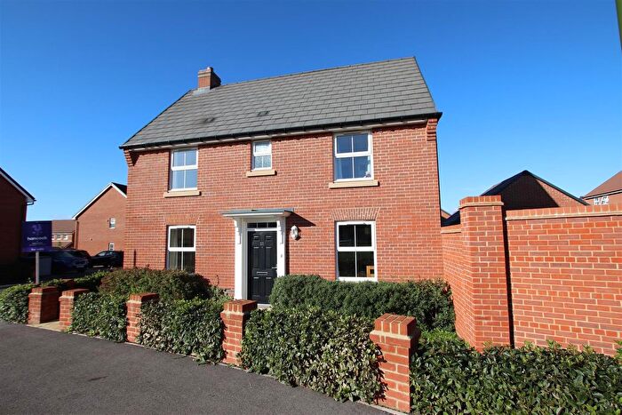 3 Bedroom Detached House For Sale In Clark Drive, Westhampnett, PO18
