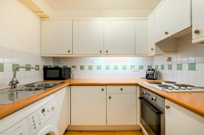 2 Bedroom Flat To Rent In Rosebery Court, Clerkenwell, London, EC1R