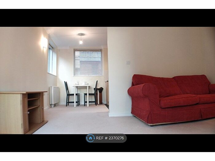 2 Bedroom Flat To Rent In Icon House, Reading, RG1