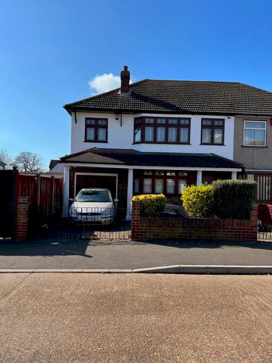 4 Bedroom Semi-Detached House To Rent In The Glen, Rainham, RM13