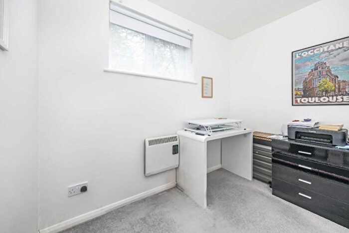 2 Bedroom Flat For Sale In Winterburn Close, New Southgate, N11