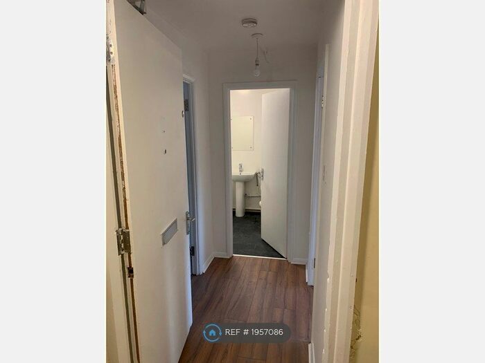 1 Bedroom Flat To Rent In Whitehead Close, London, N18