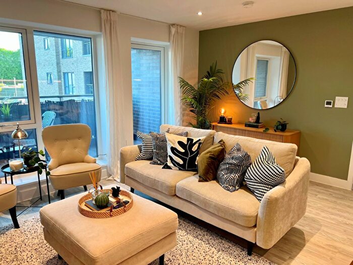 2 Bedroom Flat For Sale In Stirling Close, Bragbury End, Hertfordshire, SG2