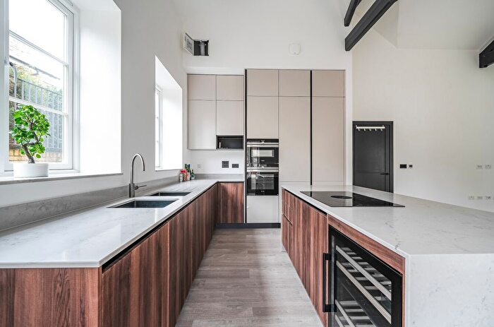 2 Bedroom Flat For Sale In Daffodil Crescent, Barnet, EN4