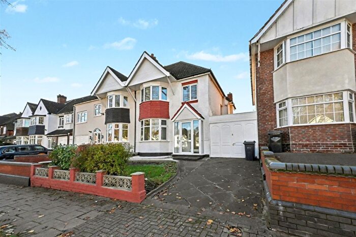 3 Bedroom Semi Detached House For Sale In Wadhurst Road, Birmingham, B17