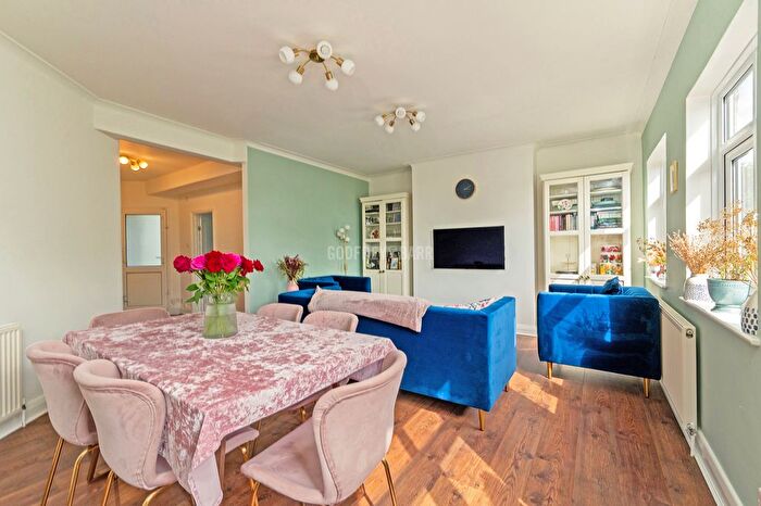 2 Bedroom Flat For Sale In Beechwood Hall, Finchley, N3