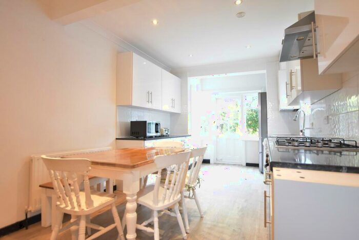 3 Bedroom Detached House To Rent In Dollis Park, London, N3
