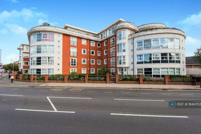 3 Bedroom Flat To Rent In Buick House, Kingston Upon Thames, KT2