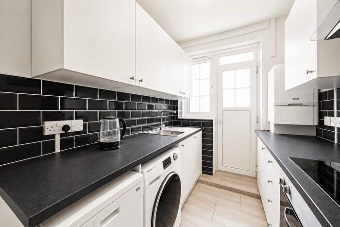 2 Bedroom Flat To Rent In Gilton Road, London, SE6