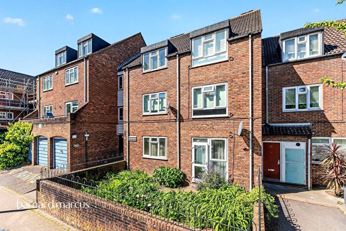 2 Bedroom Flat For Sale In Mcdermott Close, London, SW11