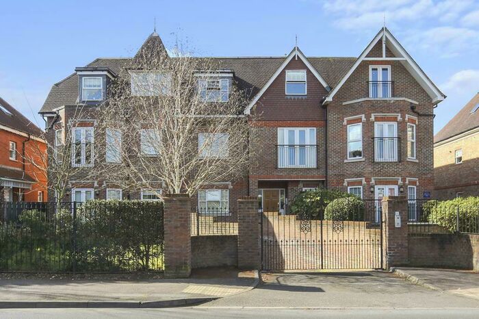 2 Bedroom Flat To Rent In Queensborough House South, Oatlands Chase, KT13