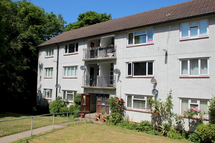 3 Bedroom Flat To Rent In West Park Drive East, Leeds, West Yorkshire, Uk, LS8