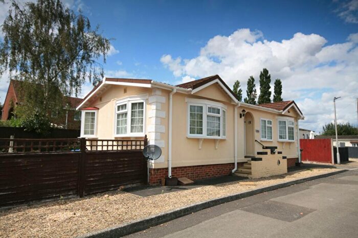 2 Bedroom Park Home For Sale In Littleworth Park, Littleworth, OX33