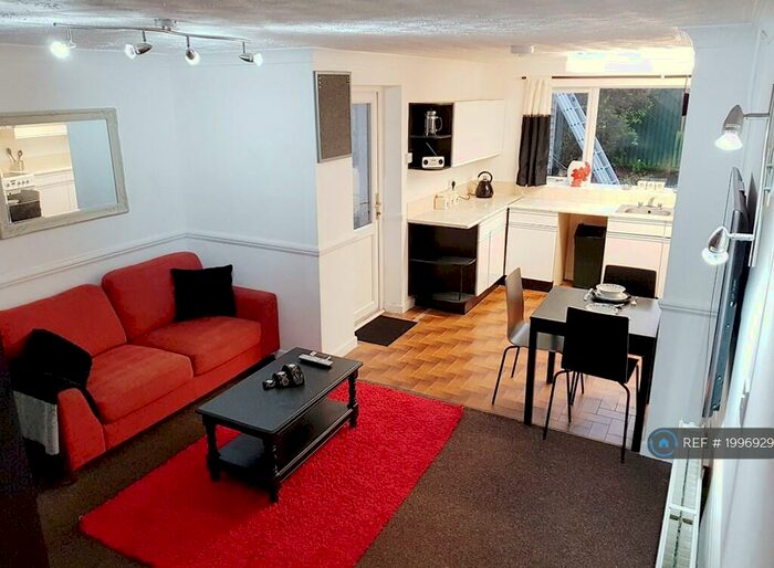 6 Bedroom Semi-Detached House To Rent In Staple Hill Road, Bristol, BS16