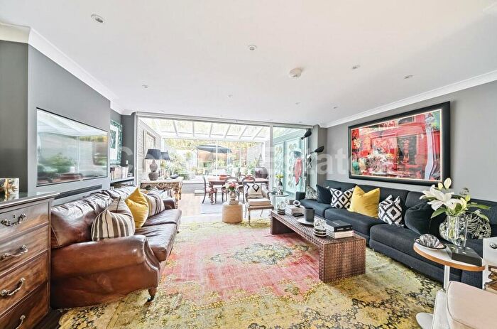 4 Bedroom Semi-Detached House To Rent In Katherine Close, Mill Hill, NW7