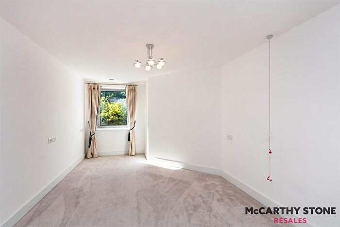 2 Bedroom Flat For Sale In Kings Place, Fleet Road, Fleet, GU51