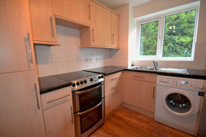 2 Bedroom Flat To Rent In Dunnymans Road, Banstead, SM7