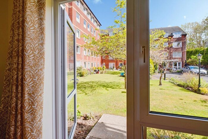 1 Bedroom Flat For Sale In Homelake House, Parkstone, BH14