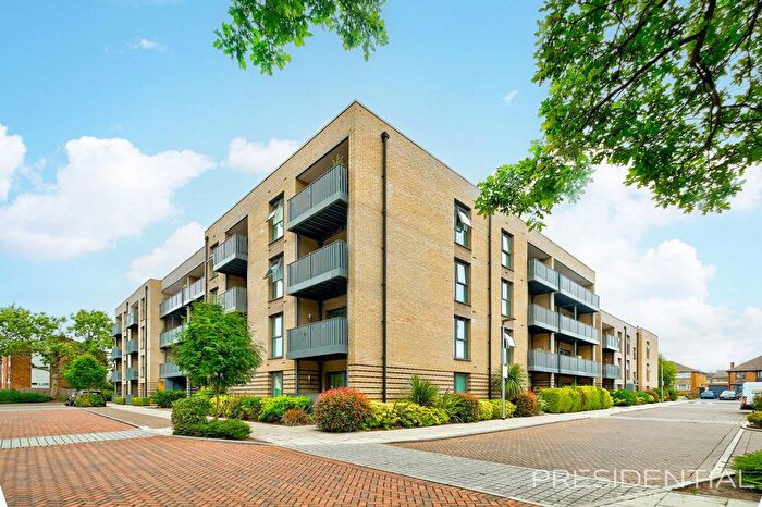 2 Bedroom Flat To Rent In Merriam Close, Highams Park, E4