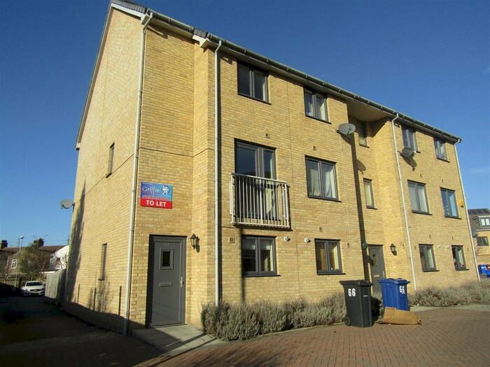 4 Bedroom Town House To Rent In Draper Close, Grays RM20
