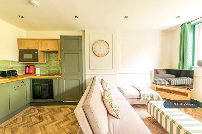 3 Bedroom Flat To Rent In Caledonia Place, Bristol, BS8