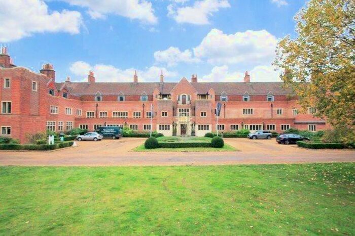 2 Bedroom Flat To Rent In Kings Drive, Midhurst, GU29