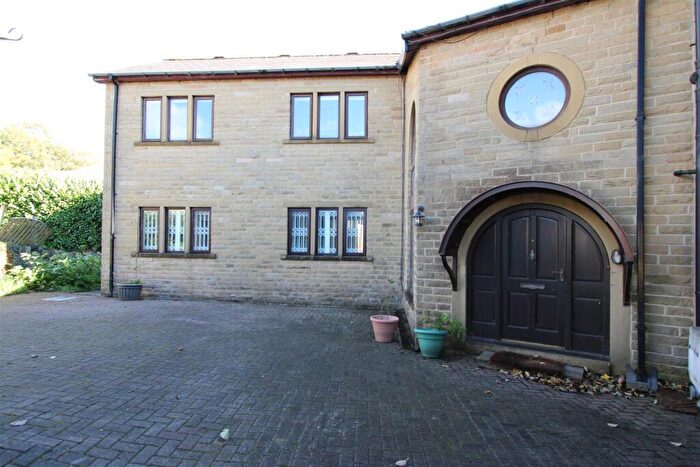 3 Bedroom Detached House To Rent In Whitehall Road, Wyke, Bradford, BD12