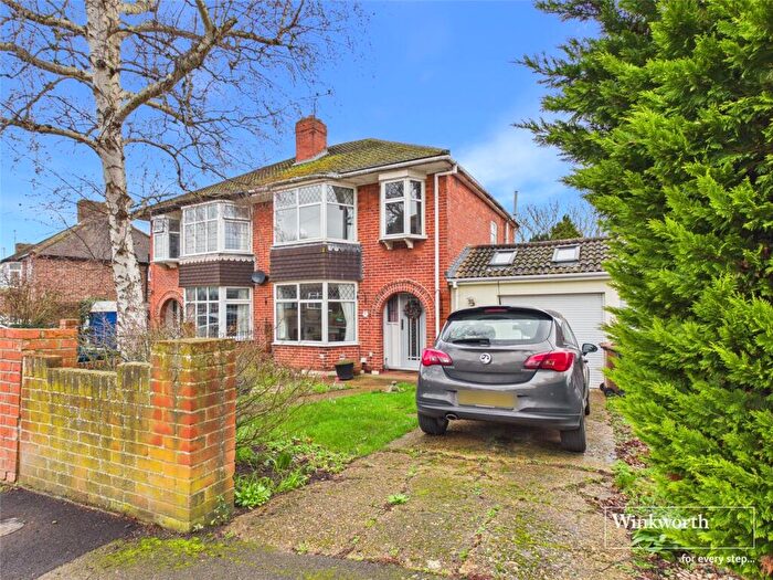 3 Bedroom Semi Detached House For Sale In Chiltern Crescent, Earley, Reading, Berkshire, RG6