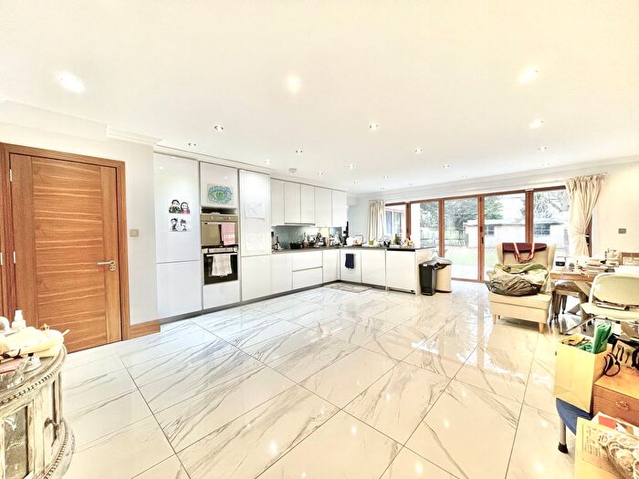 4 Bedroom Semi-Detached House To Rent In Singleton Scarp, London, N12