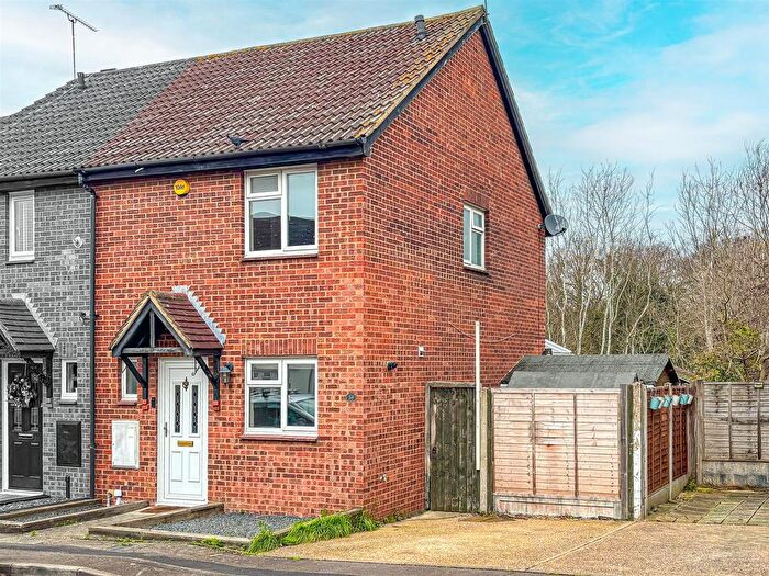 3 Bedroom Semi-Detached House For Sale In Woodstock Crescent, Hockley, SS5