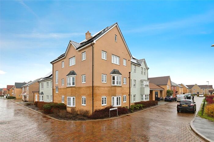 2 Bedroom Flat For Sale In Henry Crescent, Rochford, Essex, SS4