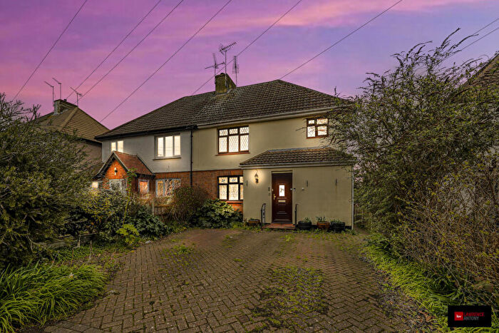 5 Bedroom Semi Detached House For Sale In Weir Gardens, Rayleigh, SS6