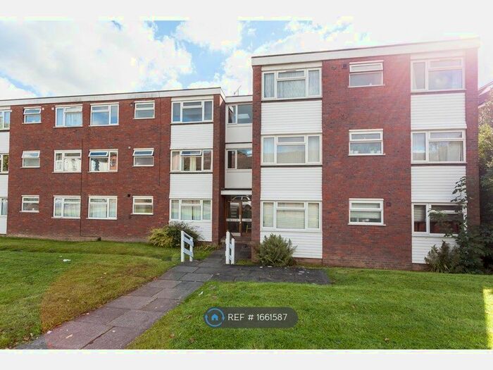 3 Bedroom Flat To Rent In Squirrels Green, Redhill, RH1