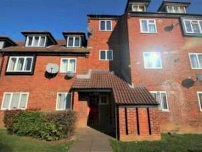 Apartment To Rent In Springwood Crescent, Edgware, HA8