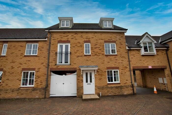 4 Bedroom Semi-Detached House To Rent In Carter Close, Hawkinge, CT18