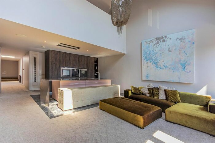 2 Bedroom Flat To Rent In Glebe Street, Penarth, Vale Of Glamorgan, CF64