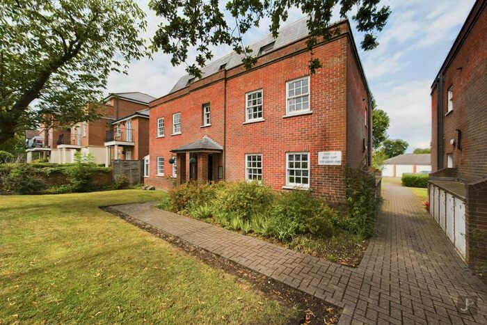 2 Bedroom Flat To Rent In Meads Court, Ingrave Road, Brentwood, Essex, CM15