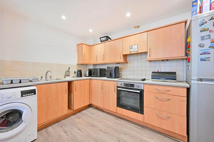 2 Bedroom Flat To Rent In Agate Close, Acton, London, NW10