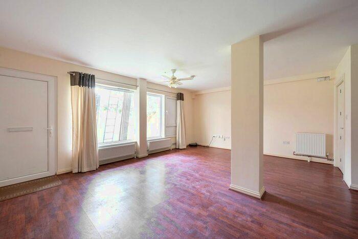 2 Bedroom Flat To Rent In Elm Grove, Wimbledon, London, SW19