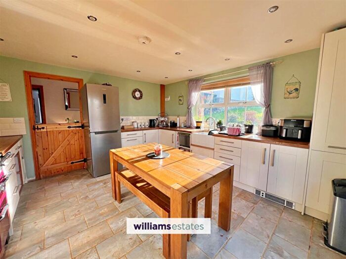 4 Bedroom Detached House For Sale In Ochr Y Bryn, Henllan, LL16